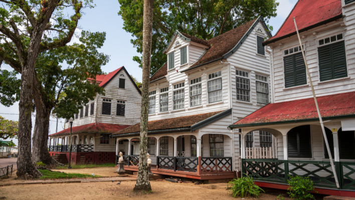 50 jaar onafhankelijkheid - een geschiedenis van Suriname